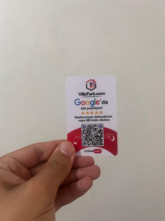 Google yorum kartı, villa kiralama işletmesinin logosuyla özel baskı